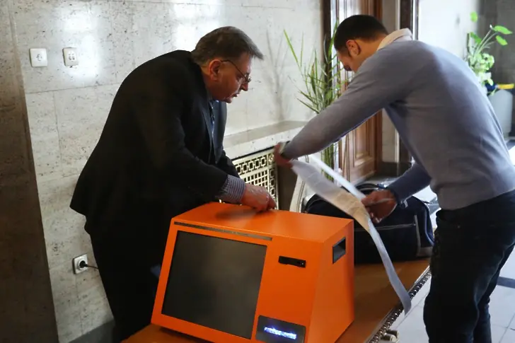 Нов проблем с машинното гласуване: няма кой да сертифицира устройствата