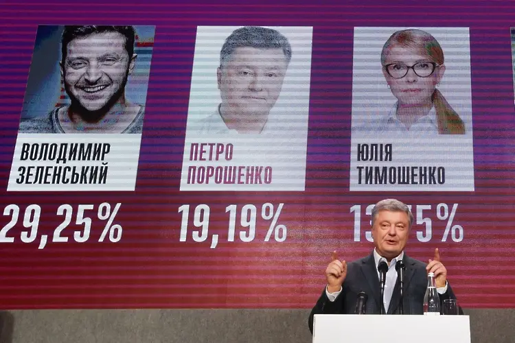 Комикът Зеленски със стабилна преднина пред президента Порошенко 