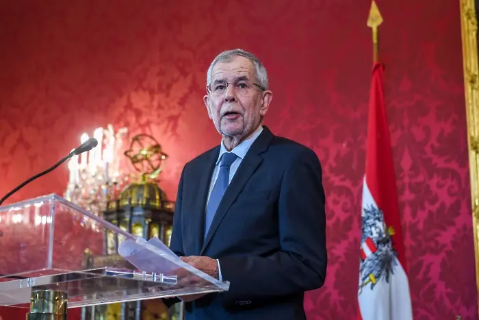 Президентът на Австрия предлага предсрочни избори през септември