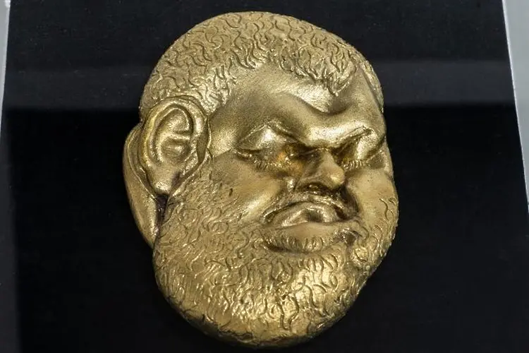Златната маска на Пеевски грее на Габровското биенале