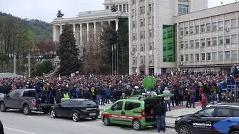 Протестът в Габрово: полицията владее ситуацията със свалени каски (ВИДЕО)