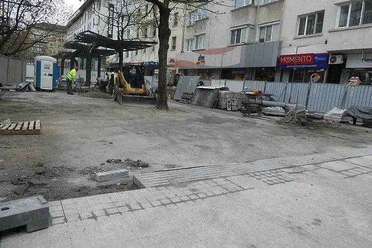 Махат плочките на площад „Славейков“, редят ги наново (СНИМКИ)