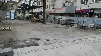 Махат плочките на площад „Славейков“, редят ги наново (СНИМКИ)