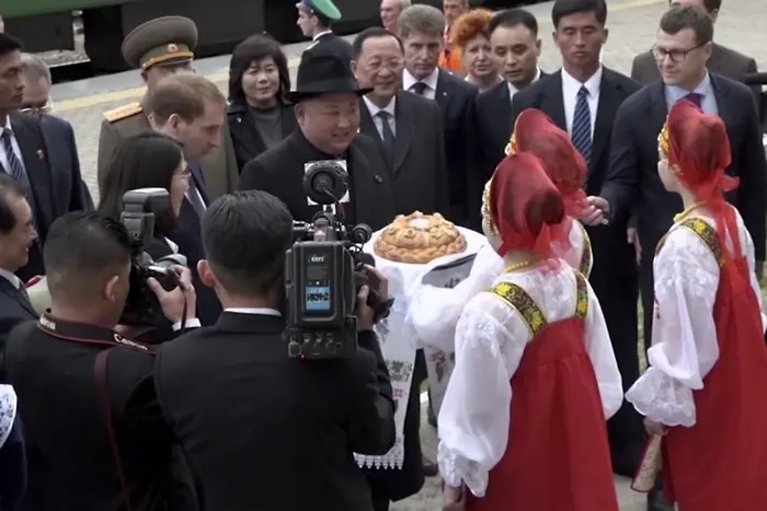 Ким посрещнат с хляб и сол в Русия (ВИДЕО)