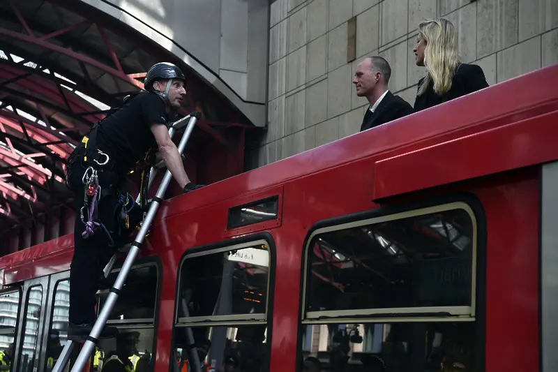 Лондон: свалят екоактивисти от покриви на вагони, бизнесът с 12 млн. лири загуба (СНИМКИ)