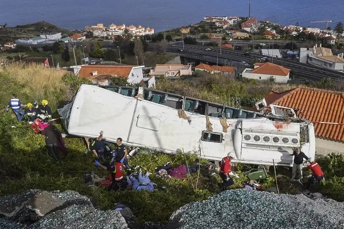 28 жертви в катастрофа на автобус с германски туристи в Мадейра