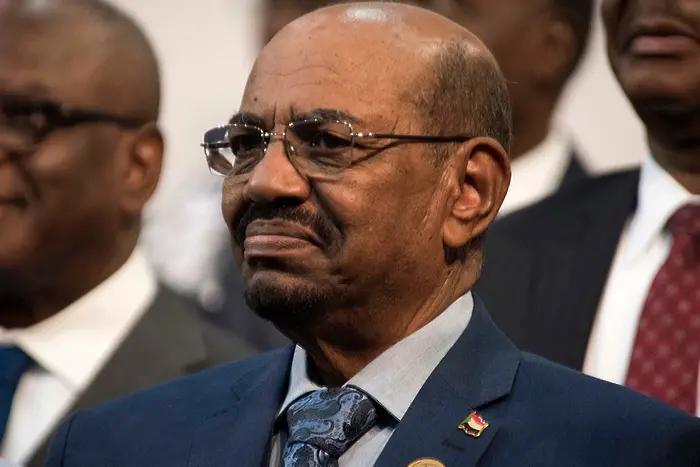 Суданският президент подаде оставка под натиска на военни и протести (ВИДЕО)
