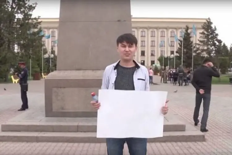 Казахстанец задържан за празен плакат