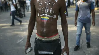 Кризата във Венецуела се изостря. Как реагира светът? (СНИМКИ, ВИДЕО)