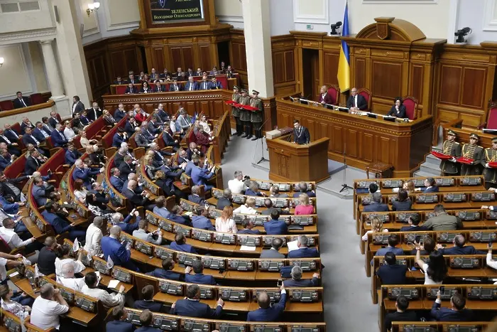 Зеленски положи клетва пред украинския парламент и го разпусна