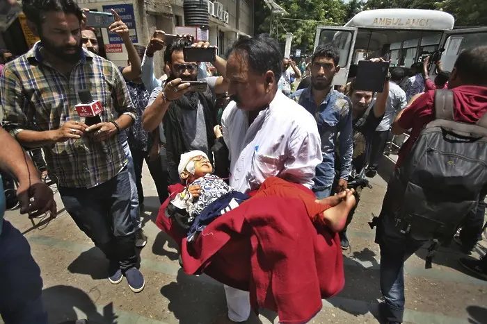 33 души загинаха след като автобус в Кашмир пропадна в пролом