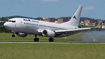 Български Боинг 737-300 попадна в турбуленция - пострадаха 10 души (ВИДЕО)