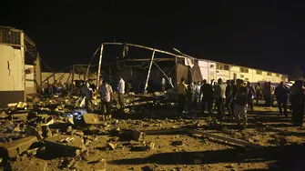 Мигрантски център бе поразен от въздушен удар, най-малко 40 души загинаха