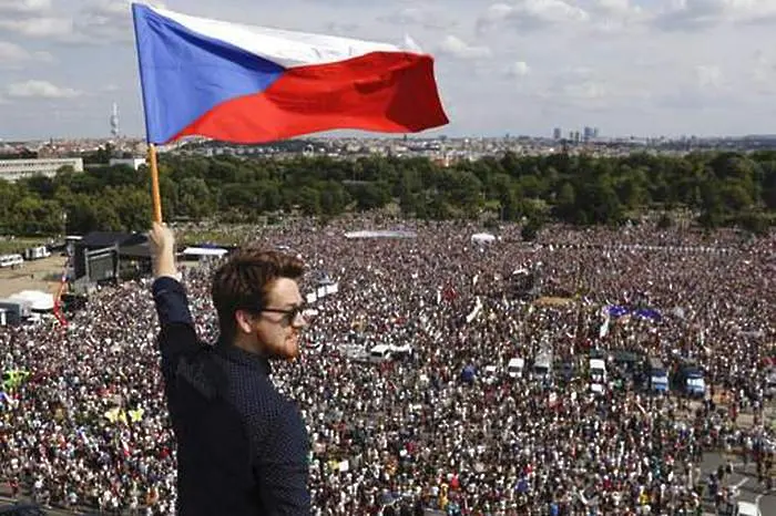 Стотици хиляди чехи искат оставката на премиера си