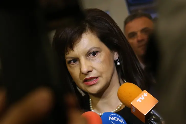Дариткова: Ако Радев прави партия, да излезе от президентството