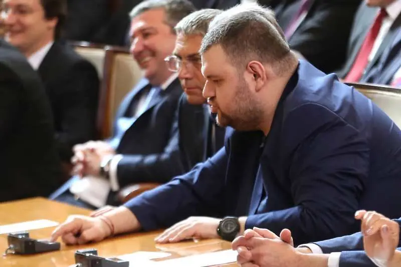 Пеевски издържа два дни в парламента