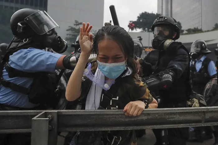 Сблъсъци между протестиращи и полиция в Хонгконг (СНИМКИ)