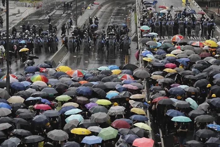 Лидерката на Хонконг покани протестиращите студенти на преговори
