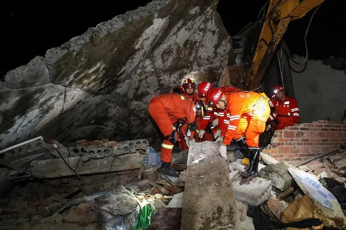 Земетресение уби най-малко 11 души в Китай