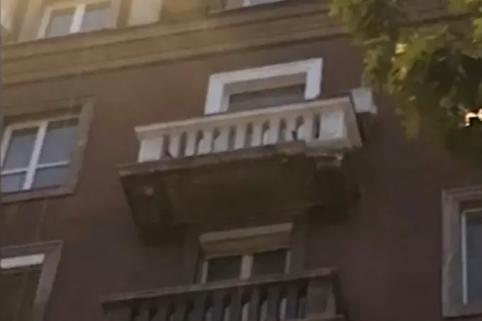 Част от тераса се откърти от стара сграда в София