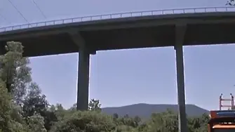Баща хвърли 4-годишния си син от мост и заплаши да скочи след него