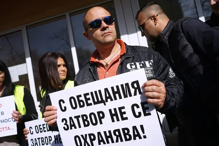 Надзирателите питат министър Кирилов за уволнения им началник