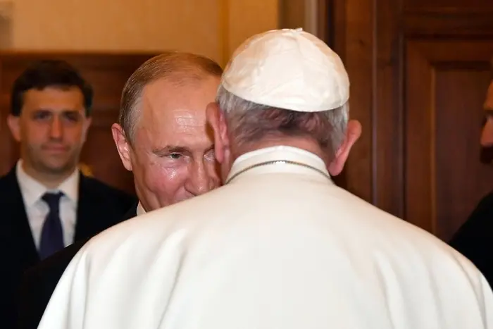 Путин накара папата да го чака 50 минути