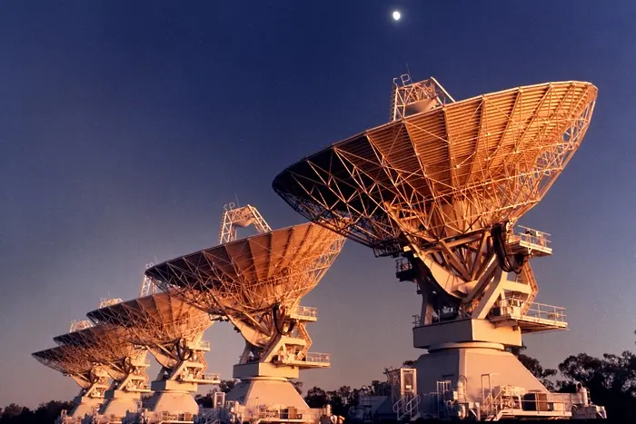Учени за пръв път проследиха космически радиосигнал до източника