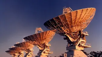 Учени за пръв път проследиха космически радиосигнал до източника