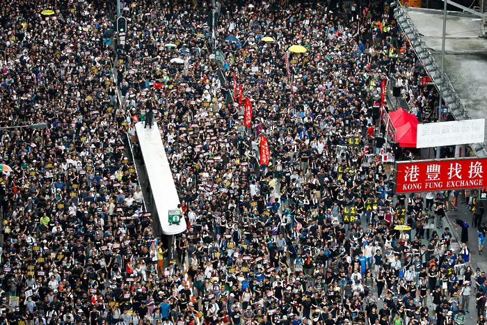 Десетки хиляди отново протестират  в Хонконг