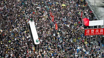 Десетки хиляди отново протестират  в Хонконг