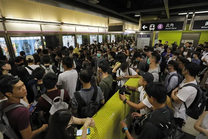 Протестиращи блокираха метрото на Хонконг (СНИМКИ)