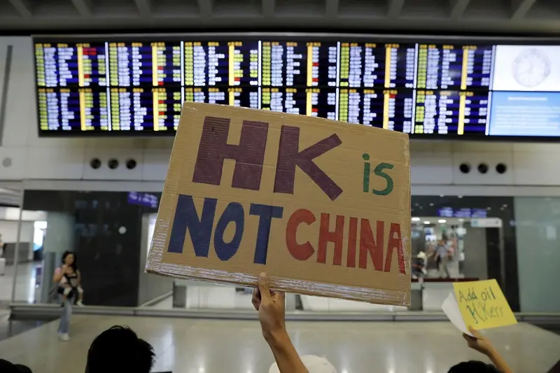 Хонконг навлиза в рецесия, властите обвиниха протестите