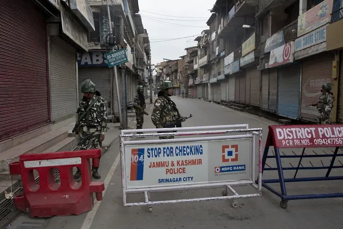 Индия задържа над 500 души в Кашмир
