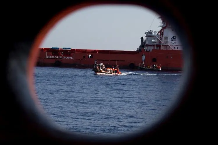 До 150 мигранти гинат в корабокрушение край Либия