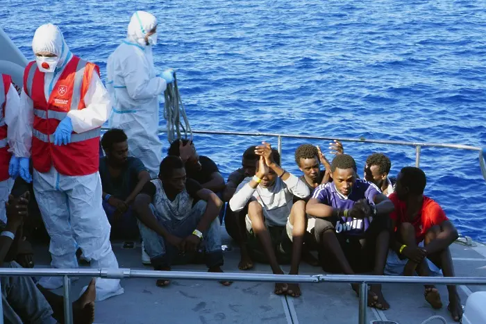 Италия пусна 27 непълнолетни мигранти. Други 107 вече 17 дни са в кораб в морето 
