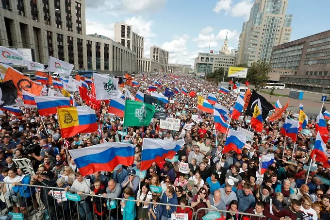 Десетки хиляди протестират в Москва за честни избори (СНИМКИ)