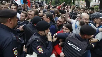 Най-малко 25 задържани в предизборен протест в Москва (ВИДЕО)