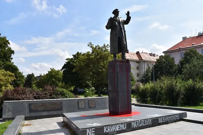 Как общината в Прага отказа да чисти съветски паметник