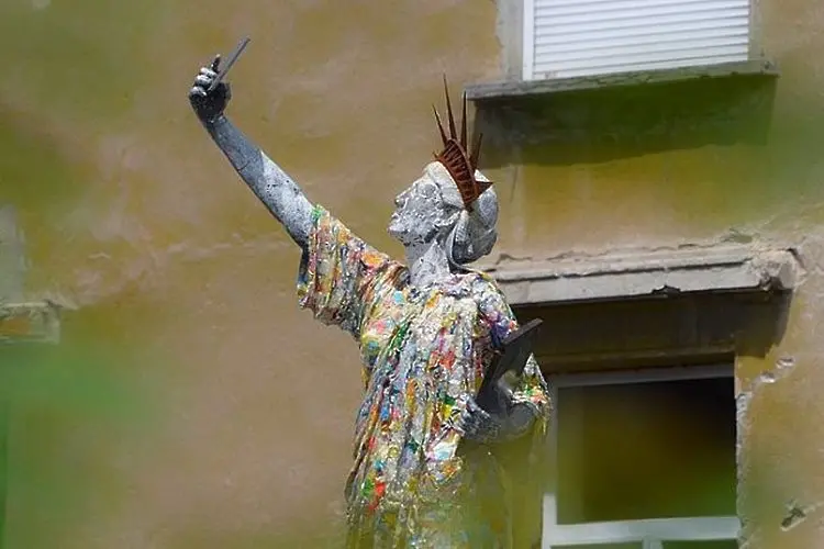 Статуята на Суетата от ул. „Братя Миладинови” (СНИМКИ)