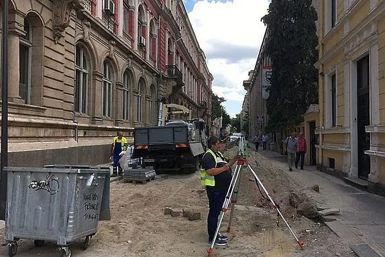 Край на тениса на ул. „Иван Вазов“, ремонтът приключва през август (СНИМКИ)