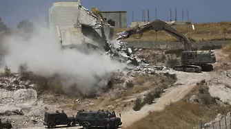 Израел събаря палестински сгради на границата със Западния бряг