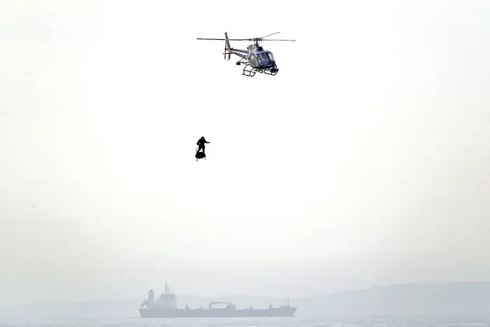Летящият човек просълзен след полета над Ламанша
