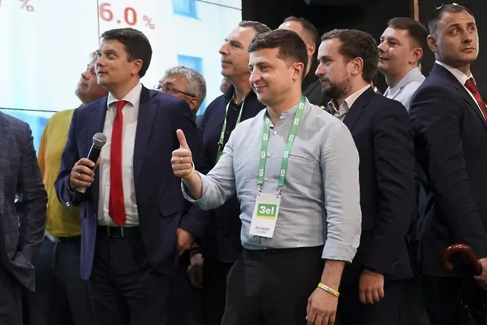 107 от 199 мажоритарни мандата печели партията на Зеленски
