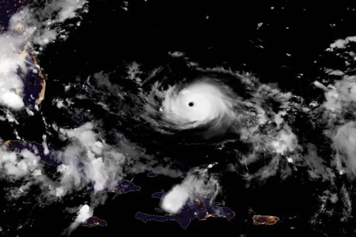 Дориан - вятър с 220 км/ч, приближава Бахамите и Флорида