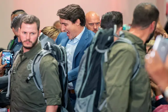 Канадският премиер Джъстин Трюдо с предпазна жилетка заради заплахи
