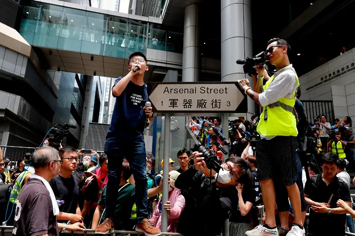 Арестуваха виден активист в Хонконг преди планираните  за уикенда протести