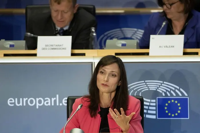 Евродепутати искат да върнат аудио-визуалната политика на Мария Габриел