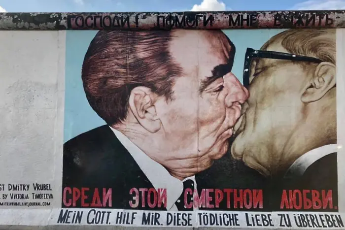 Как част от Берлинската стена бе превърната в най-голямата галерия на открито