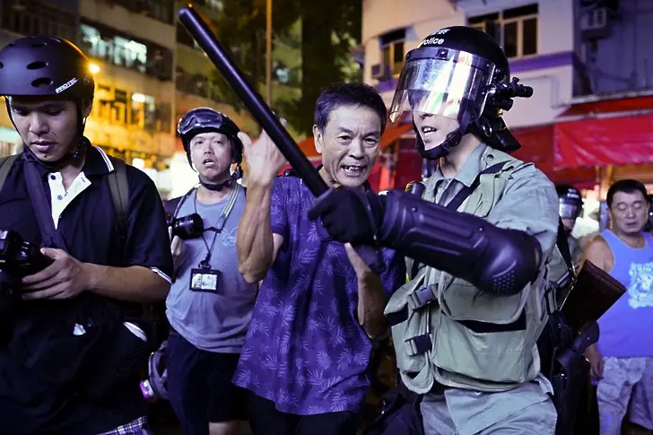 Сблъсъците в Хонконг продължават и вечерта